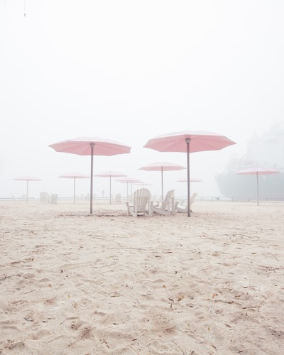 海滩上的粉红色雨伞